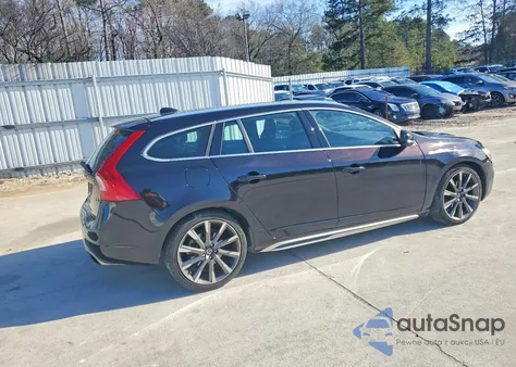 2015 Volvo V60 Premier z USA, uszkodzony, nr VIN YV140MEB0F1186803